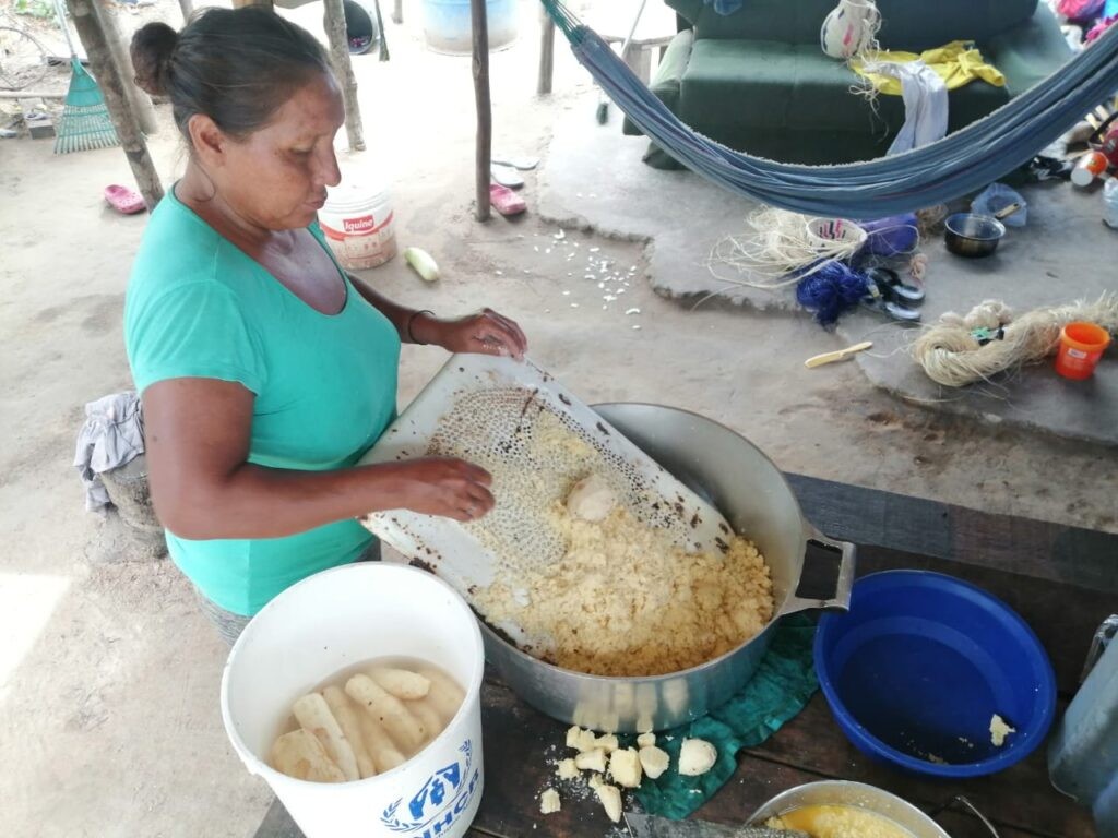 Migrante indígena warao prepara refeições.